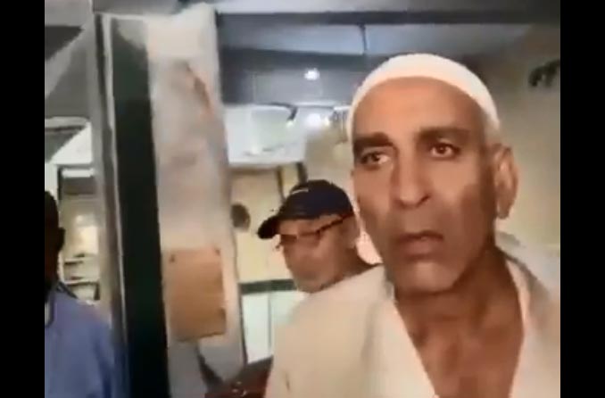 5 جنيهات لحماية الحذاء من السرقة في أحد مساجد مصر..