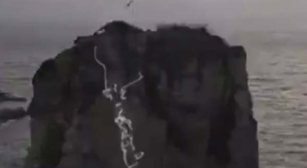 "حزب الله" احيا الذكرى الأولى لاغتيال نصر الله وصفي الدين اضاء صخرة الروشة بصورتيهما وبالعلم اللبناني
