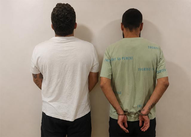 يحتجز الفتيات ويفرض «خوّات» على مشغّليهنّ ويطلق النار عند عدم الدفع… شعبة المعلومات توقفه وشخصًا كان برفقته