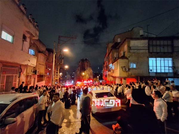مستوطن إسرائيلي يعتدي على جنديتين قرب الحرم الإبراهيمي.. و متظاهرون من الحريديم يحطمون زجاج سيارة نائب