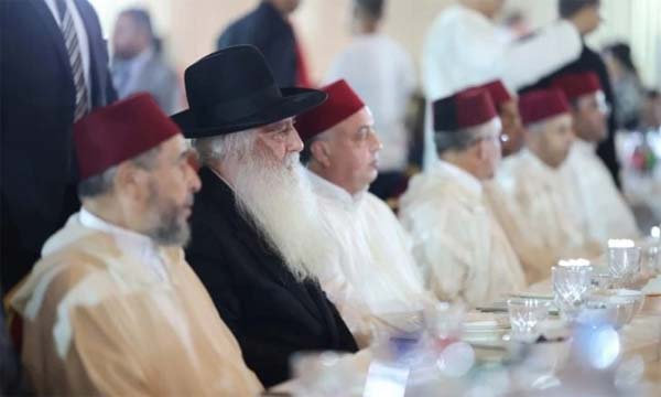 حاخام يرفع دعوات للجيش الإسرائيلي وللمحتجزين من قلب مدينة مغربية