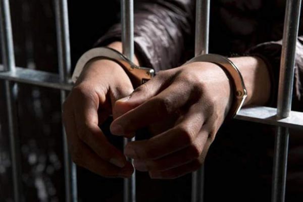 توقيف والدَين عنّفا طفلَيهما القاصرَين، أحدهما بجنزير حديدي والآخر بسلك كهربائي