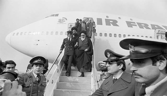 من مدرج المطار إلى صناديق الاقتراع.. كيف أسس الخميني "جمهورية إسلامية" في نيسان 1979؟