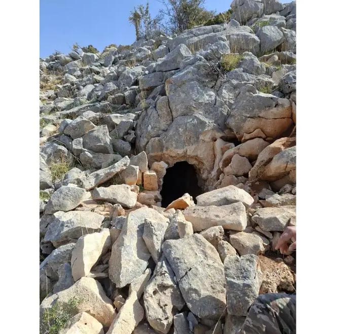 دورية للجيش تعثر على نفق غير مكتمل وقديم العهد في منطقة العاقورة – جبيل