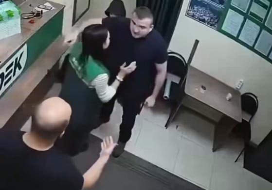 شاب يهاجم مسناً فيتلقى درساً قاسياً من ملاكم محترف!