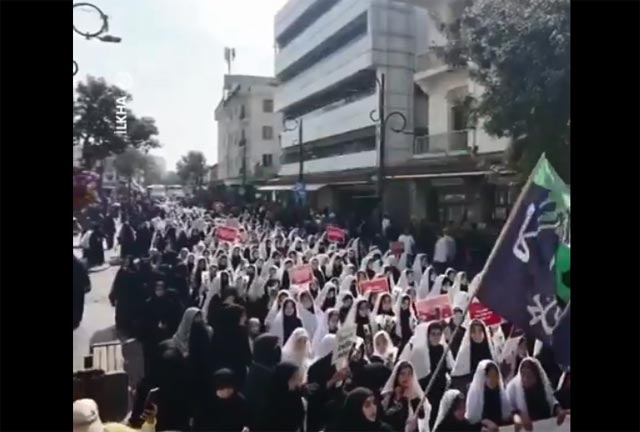 300 فتاة يرتدين الحجاب للمرة الأولى في فعالية جماهيرية بمدينة ديار بكر التركية
