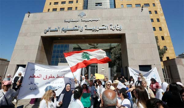 الأساتذة يطالبون بمضاعفة الرواتب 65 مرّة
