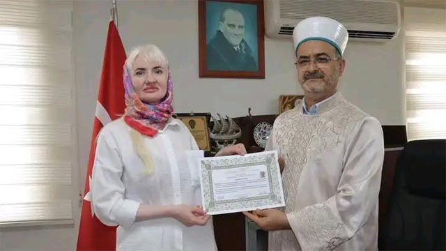 قرار من القلب: الروسية كسينيا ليتفينوفا تعتنق الإسلام في تركيا