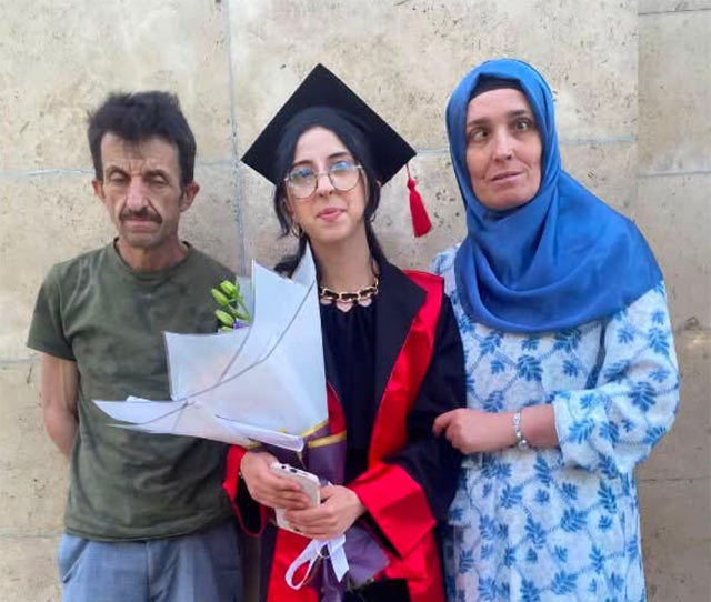 تنمروا على ملامح والدتها وشعر والدها بيوم تخرجها.. فكيف ردّ الشعب التركي اعتبار هذه العائلة؟