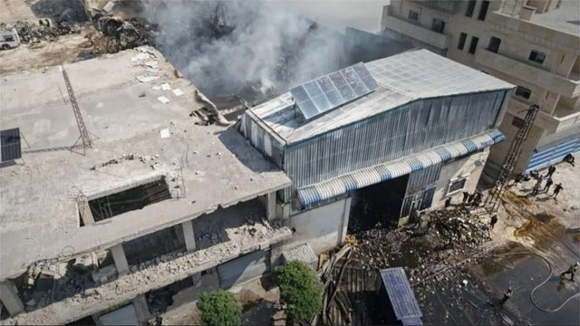 11 فرقة إطفاء تكافح حريقا ضخما في مستودع للزيوت والمواد الغذائية في حلب
