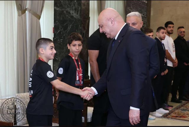رئيس الجمهورية يكرّم بطل مدارس الإيمان في لعبة المويتاي الطالب وائل البابا
