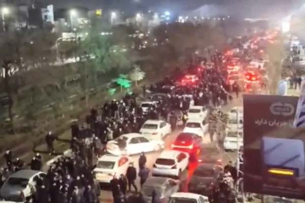 بزشكيان مستعد للاستماع لمطالب الشعب وترامب يلوح بالتدخل وإسرائيل تتأهب