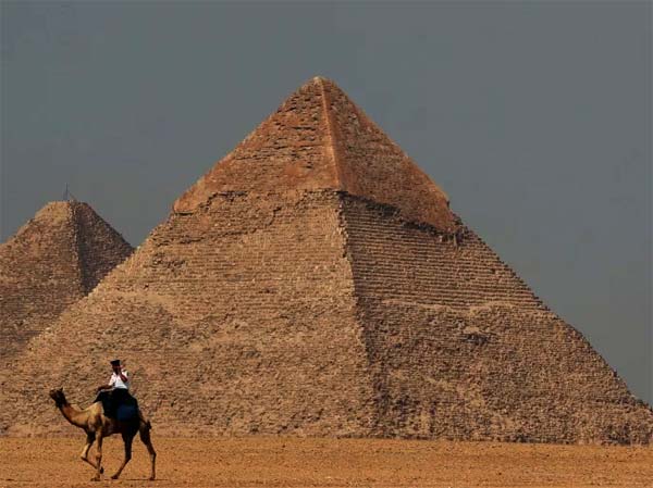 مهندس ايطالي كشف عن دراسة جديدة اثارت جدلا حول عمر الهرم الأكبر في الجيزة
