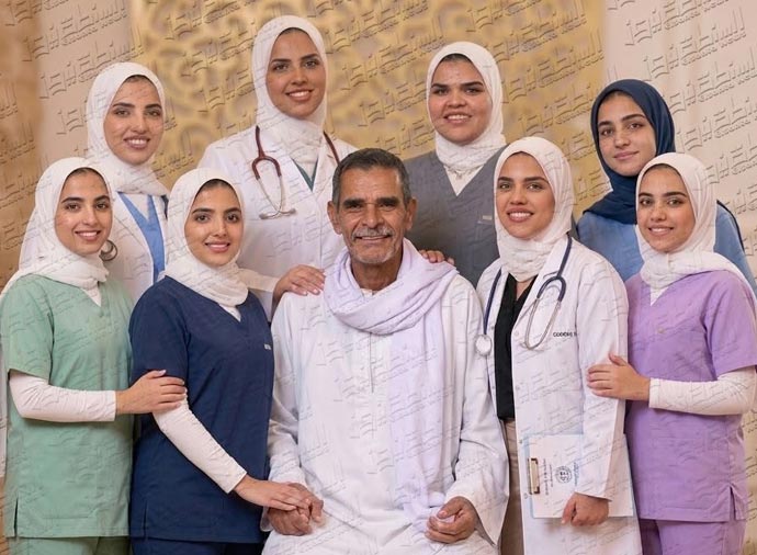 رحلة "العم صلاح" من قسوة البناء إلى غراس ثماني طبيبات