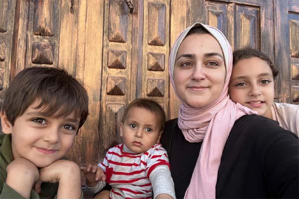 طالبة من غزة تحصل على منحة دراسية وتُبلّغ بعدم قدرتها على إحضار أطفالها إلى بريطانيا