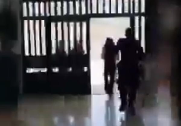حرب على الهوية والكتب.. المتطرف "تسفي سوكوت" يقود عساكر الاحتلال لمداهمة مدرسة بنات في القدس ومصادرة مناهجها!
