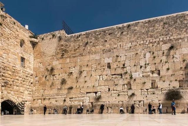 الاحتلال يحول القدس لثكنة ونتنياهو وآلاف المستوطنين يقتحمون حائط البراق