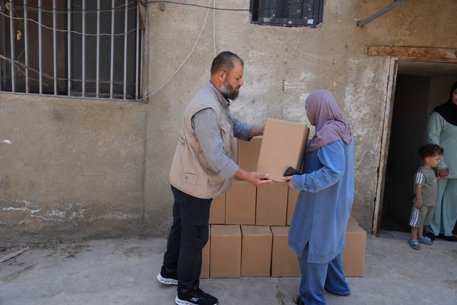 8485 مستفيدا من المبادرات الإنسانية نفذها مركز الرحمة دعماً للنازحين والأسر المتعففة (خبر + 7 صور)