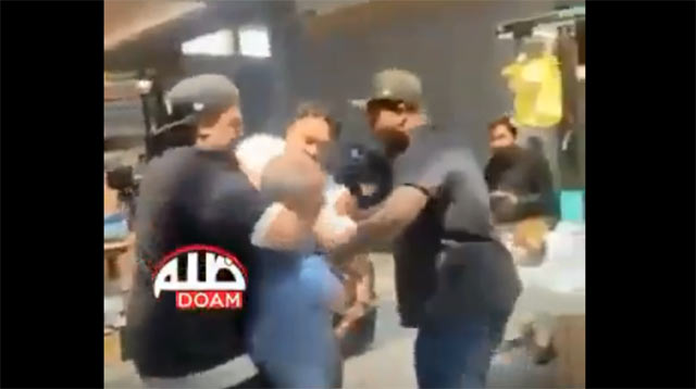طعنه 15 مرة.. شهود ينقذون عاملاً مسلماً من الموت ويطرحون متطرفاً أرضاً في أمريكا