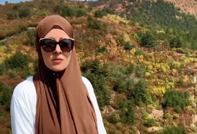 قوة المرأة ليس بثيابها ولا باستعراض جمالها... مسلمة تعطي درساً للنسويات  