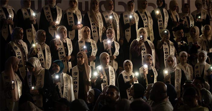 تحدوا الحرب والجوع.. الجامعة الإسلامية بغزة تحتفل بتخريج الفوج الـ15 من أطباء المستقبل