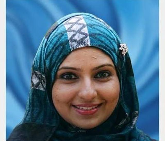 "لم أُسلم لأجل الحب أو المال": قصة الممثلة الهندية "مونيكا" التي اعتزلت الفن في أوج شهرتها وغيرت اسمها إلى "رحيمة"