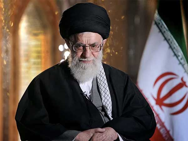 مصادر رسمية إيرانية: خامنئي في مكان آمن خارج طهران وبزشكيان بخير