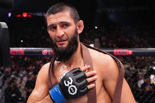 "الحجاب حر وليس قطعة قماش": بطل الـ UFC خمزات شيمايف ينتفض تضامناً مع المعلمات والطالبات المحجبات في أذربيجان