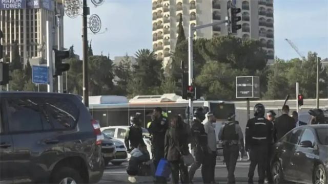 هجوم بالضفة يُصيب 5 إسرائيليين.. و دعوات متطرفة لتفكيك السلطة.. وإلغاء الأنشطة الانتخابية