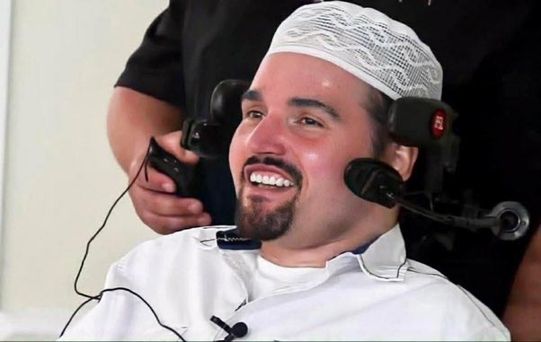 من شلل كامل في دور رعاية إلى حفظ القرآن.. القصة الإلهامية للأمريكي "روبرت دافيلا" وكيف هداه المنام للإسلام