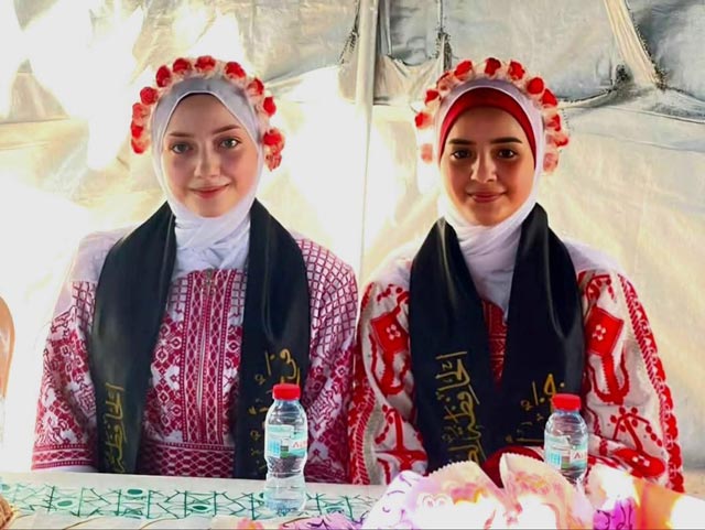 من قلب خيام النزوح.. الشقيقتان "فرح وجنى زقوت" تُتمّان حفظ القرآن الكريم كاملاً في غزة
