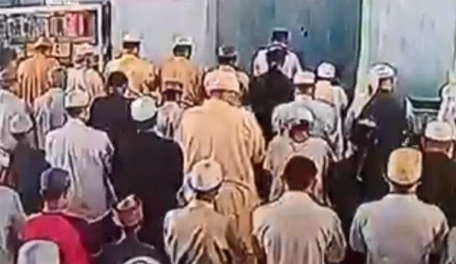 ثبات المصلّين في أداء الصلاة في المسجد أثناء زلزال بقوة 7.7 درجات في تايلاند 