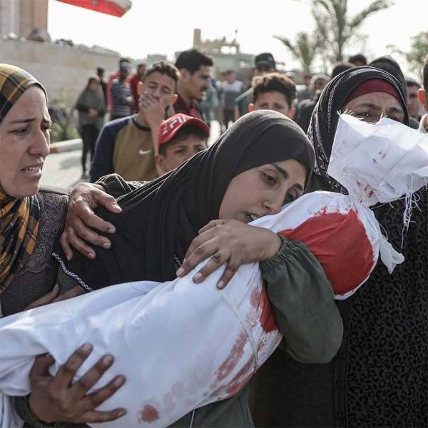 حين ألبسته الكفن بدل ثياب العيد