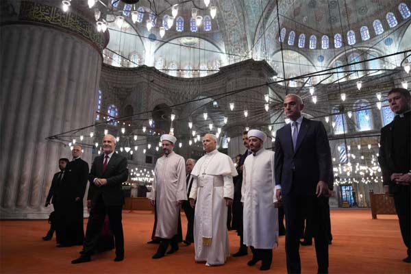 البابا ليو يخلع حذاءه دون أن يُصلّي في أول زيارة لمسجد 